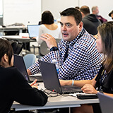 Gus Marlagoutsos et Dewi Tanuwidjaja (Banque Royale du Canada) échangent leurs idées avec d’autres partenaires externes.