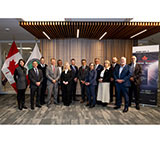 Des visiteurs de marque d’Opération Érable 2025 posent pour une photo de groupe.